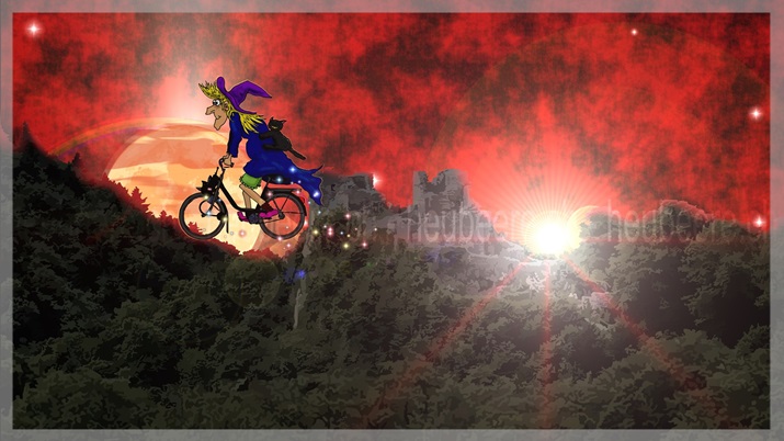 Hexe fliegt auf ihrem Motor-Fahrrad an Nachthimmel