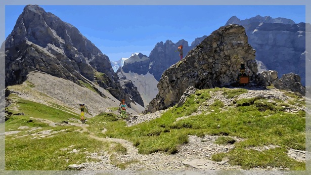 Ein Drehorgel-Spieler, ein Trompeter, einer im Handstand und eine Hippie-Frau in der Berg-Welt