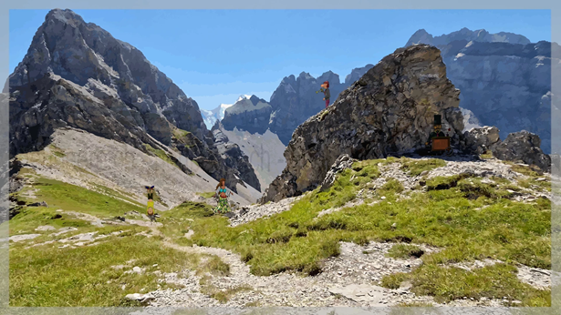 Ein Drehorgel-Spieler, ein Trompeter, einer im Handstand und eine Hippie-Frau in der Berg-Welt