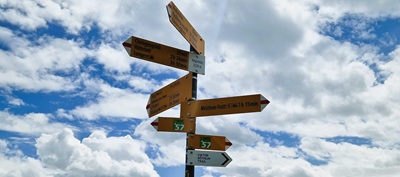 Wanderwegweiser in alle Richtungen